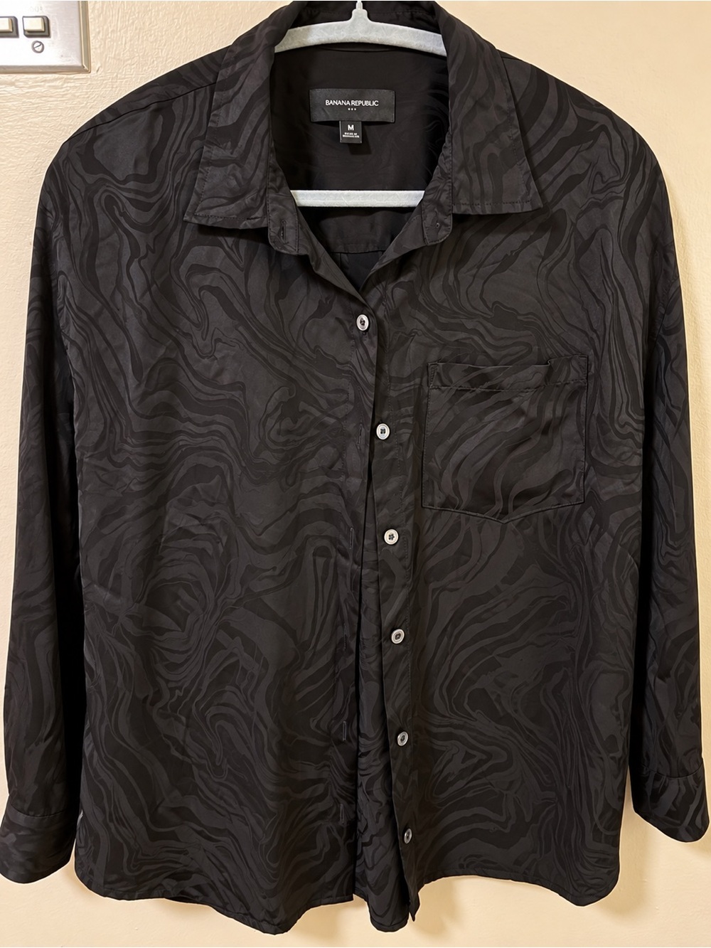 Banana Republic Women’s Black Textured Button-Up Blouse size M